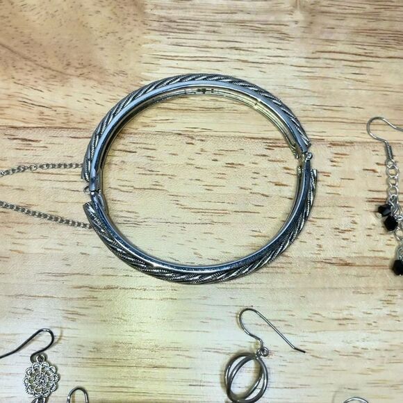 Whiting Davis & Co. Bracelet & 4 Pairs of Handmade Silver Tone Women’s Earrings - Picture 9 of 14